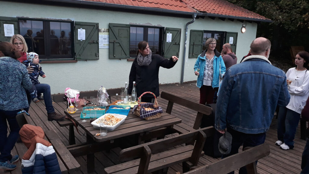 mit Sekt und Snacks
